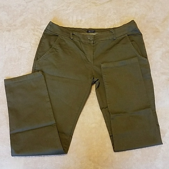 Green pants 💚 - Picture 2 of 6